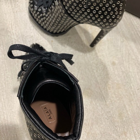 Alaia eyelets details booties - Picture 9 of 15